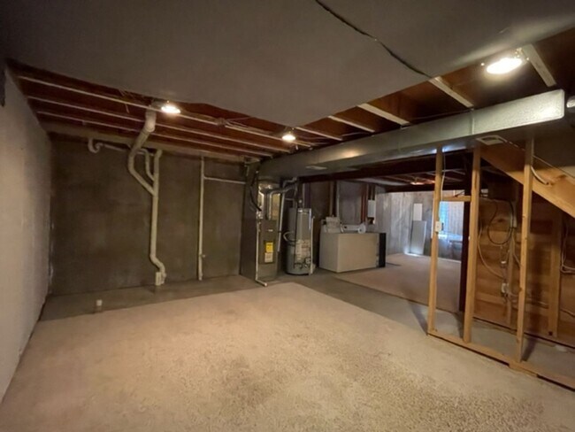 Building Photo - 8020 Holland Ct
