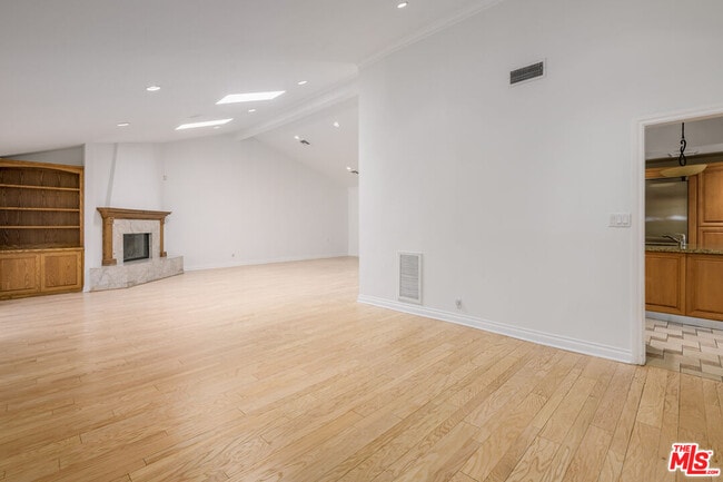 Building Photo - 8760 White Oak Ave