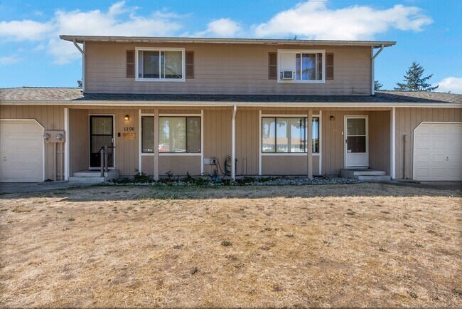 Building Photo - 1206-1208 Tule Lake Rd S