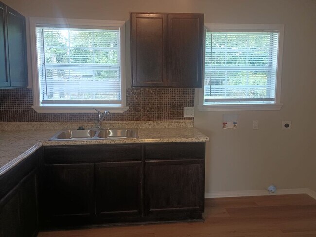 Building Photo - 3 Bedroom - Move in Ready and priced to go!