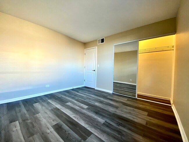 Building Photo - 6150 N Kenmore Ave