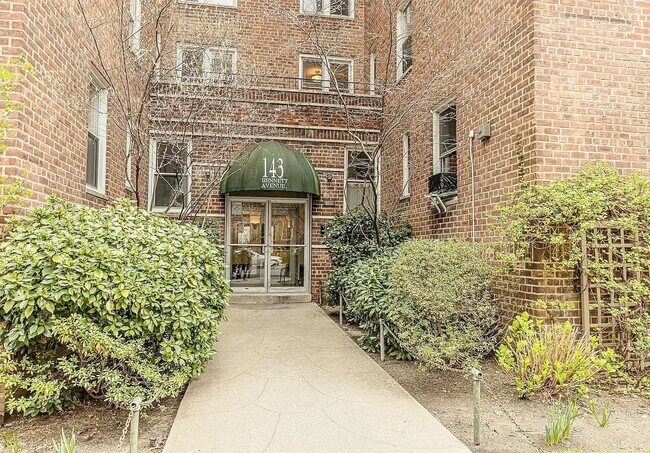 Building Photo - Charming 1-bedroom, 1-bathroom