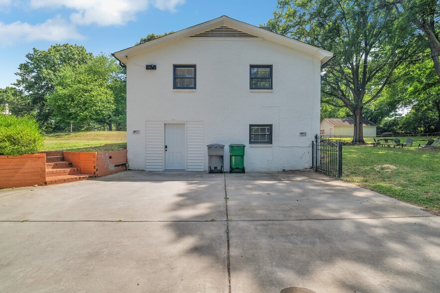 Building Photo - 9021 Sharonbrook Dr