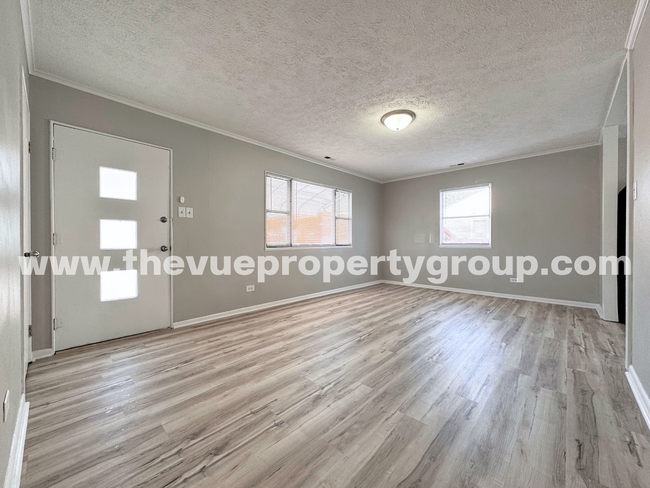 Building Photo - DEPOSIT MOVES YOU IN! Pay no rent until Ap...