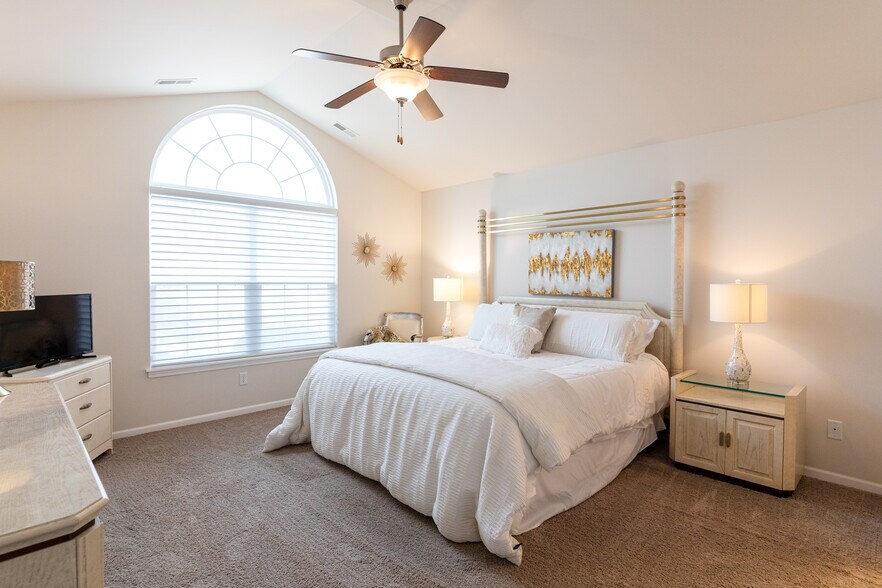 Primary bdrm - 10941 Elkhart Pl