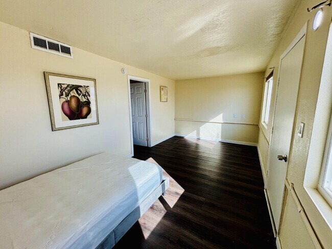 Building Photo - 4 bedrooms, 2 kitchens, 2.5 bathrooms, lau...