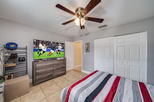 Building Photo - 9603 NW 67th Ct