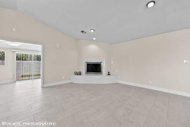 Building Photo - 931 Chaparral Dr