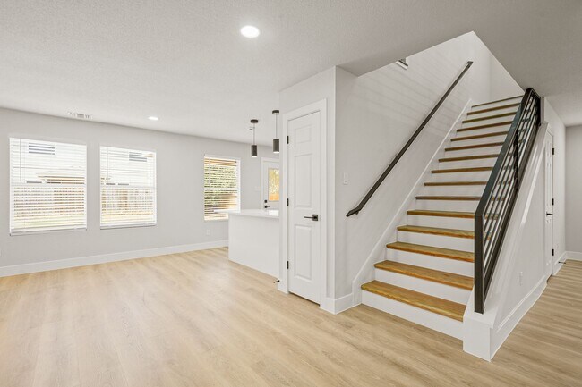 Building Photo - BEAUTIFUL 4 BEDROOM PROPERTY LOCATED IN BU...