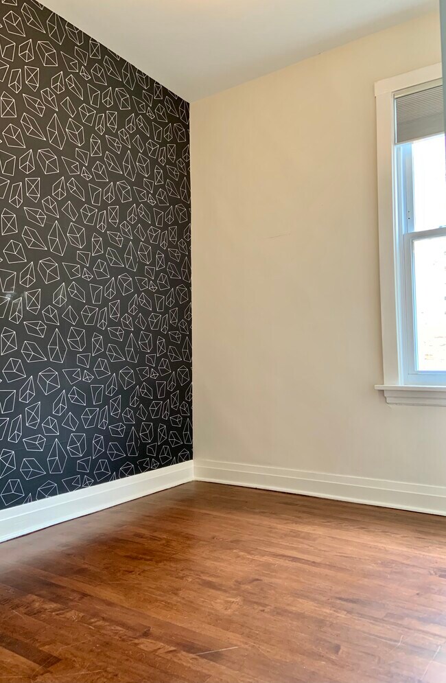 Bedroom 3 - 2055 W Cullom Ave