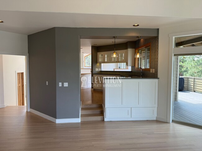 Building Photo - 5BR / 3.5BA Forest Retreat in NW Bend with ADU included