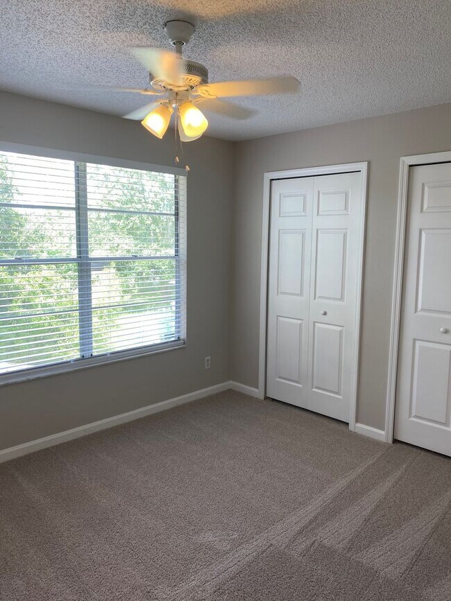Building Photo - 2/1.5 Townhome Wth Fireplace! Across From Torasco Park! Perfect For Family!