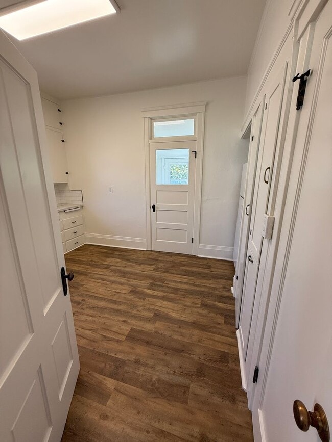 Building Photo - 2 Bedroom, 1 bathroom second floor apartme...