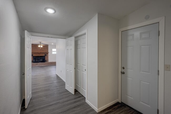 Building Photo - 2716 S Vermont Ave.