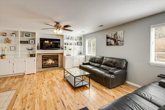 Building Photo - Beautifully updated 4Bd/3Ba Arvada Home
