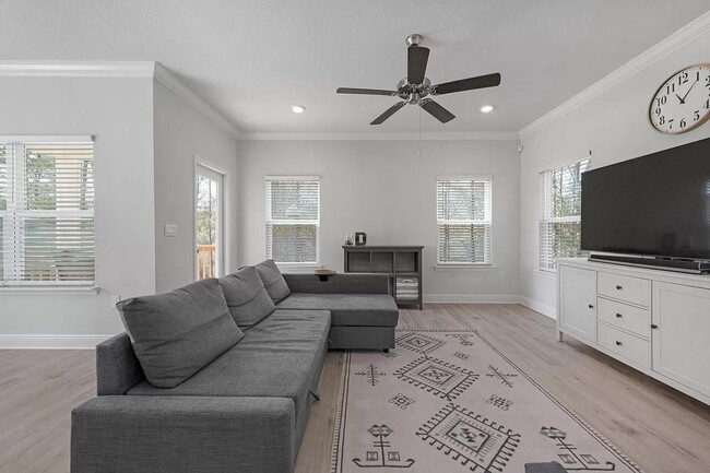 Building Photo - Three Bedroom Two and a half Bath In Hammock Oaks