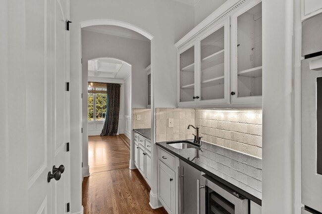 Building Photo - 2019 Overhill Dr