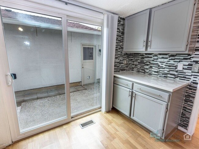 Building Photo - Inviting 2-Bedroom, 2.5 Bathroom Home in G...