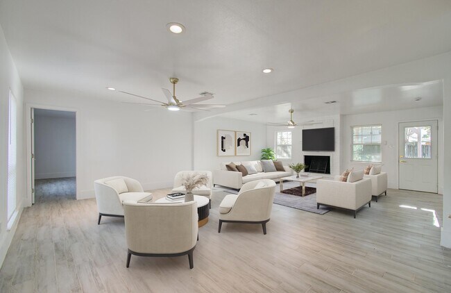 Building Photo - 590 River Plantation Dr