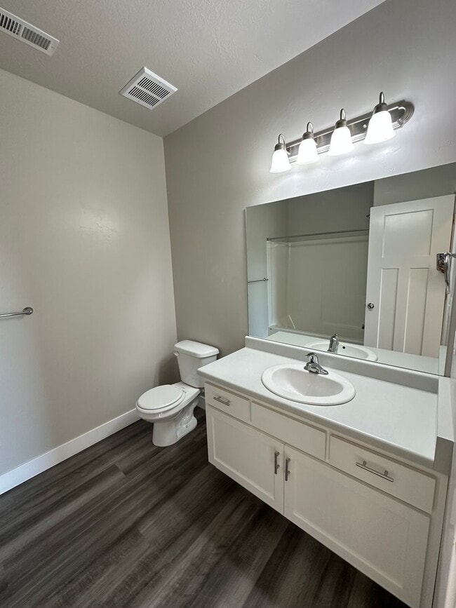 Building Photo - Bright and Modern 3 Bed Condo in Prime Location with Pool & Clubhouse!!