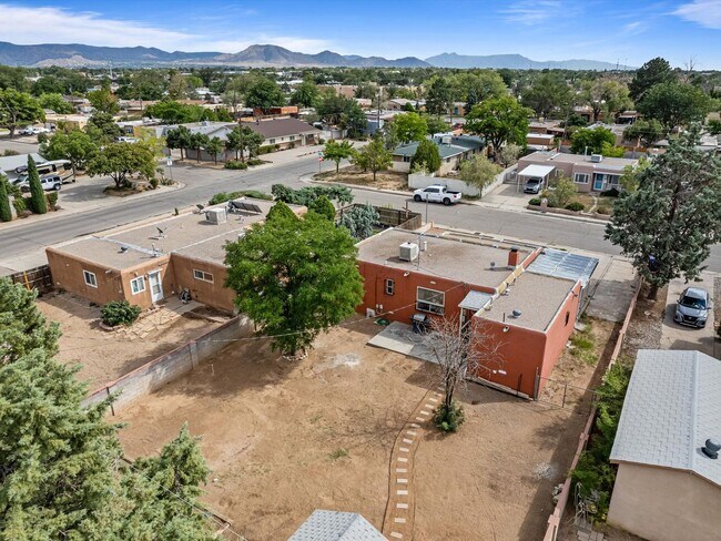 Building Photo - Unfurnished | 2 Bed / 1 Bath | NE Albuquer...