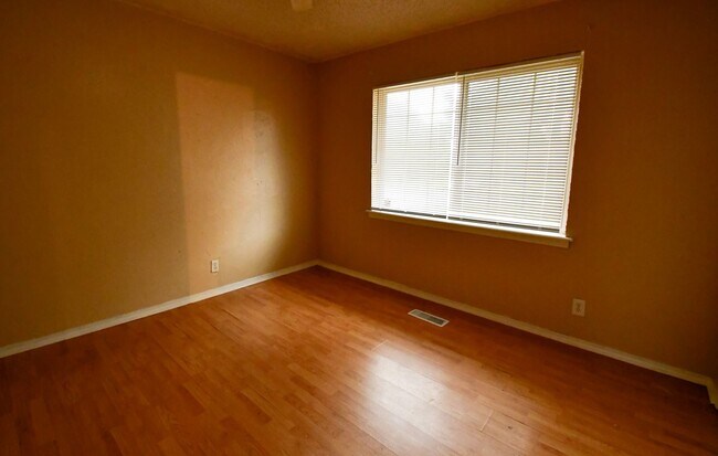 Building Photo - 4-Bed, 2-Bath Home in Broken Arrow Schools...