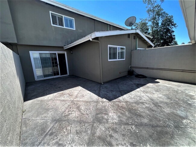 Building Photo - COSTA MESA 4BR/3BA TOWNHOME READY FOR MID-JULY OCCUPANCY