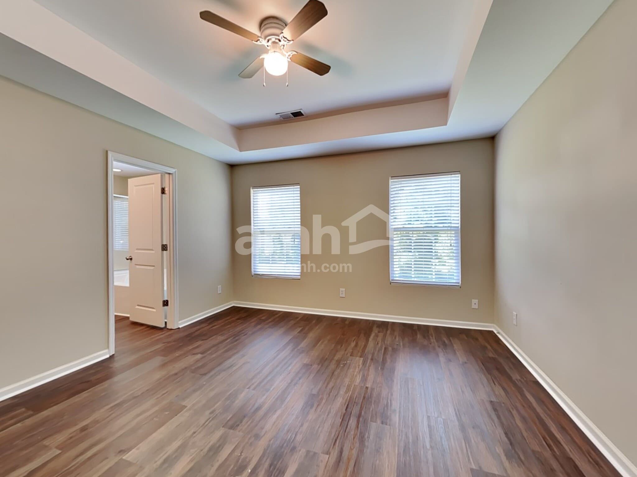 Building Photo - 910 Laurel Oaks Ln