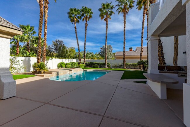 Building Photo - Stunning 6 Bedroom Home With Casita Pool H...
