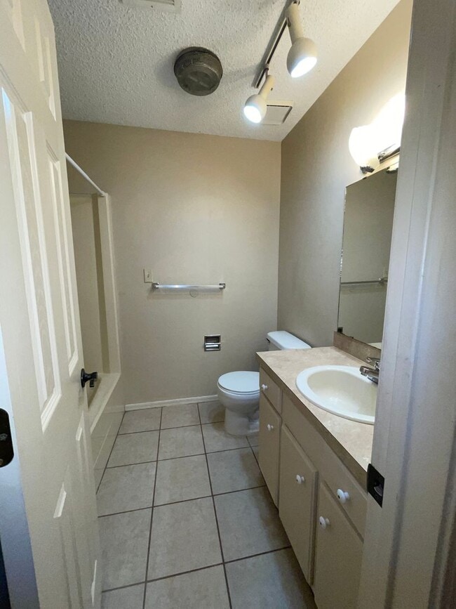 Building Photo - Charming 3-Bedroom with Fenced Yard & Cove...