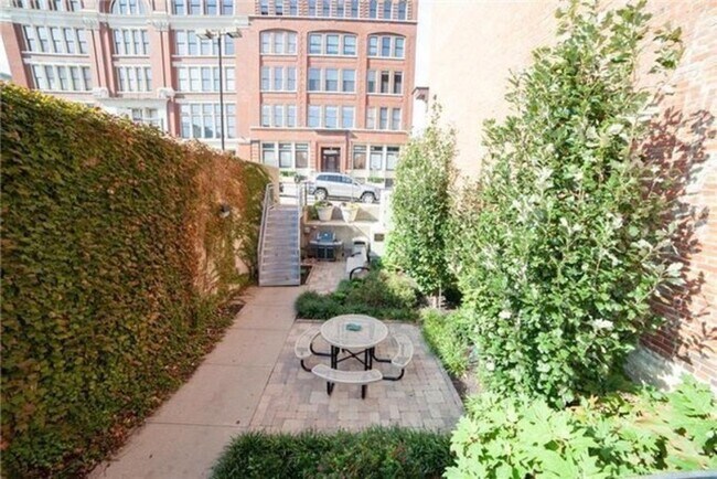 Building Photo - 609 Central St