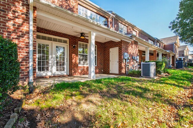 Building Photo - Charming 2-Bedroom Townhome in Desirable Remington Oaks, Cary!