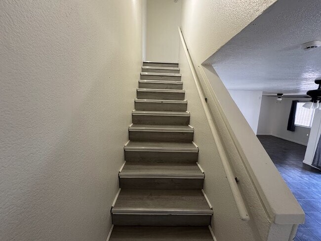 Building Photo - Maryvale 3br Townhome