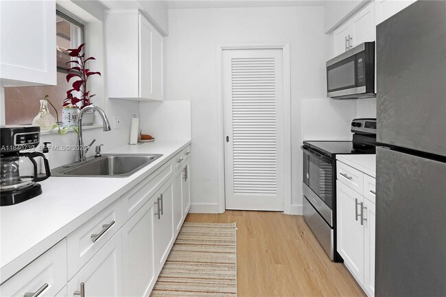 Building Photo - 326 Van Buren St