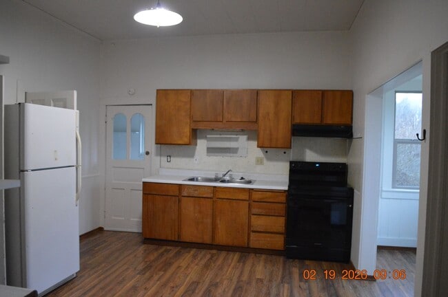 Building Photo - 330 SW Bryant St