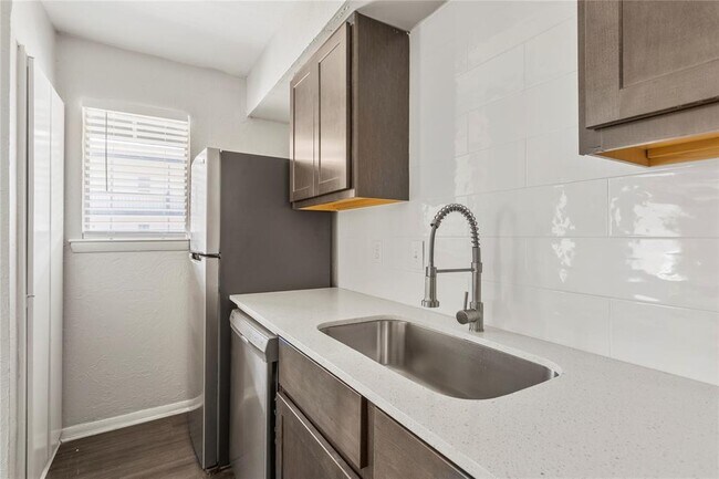 Building Photo - 2810 Dorchester Dr