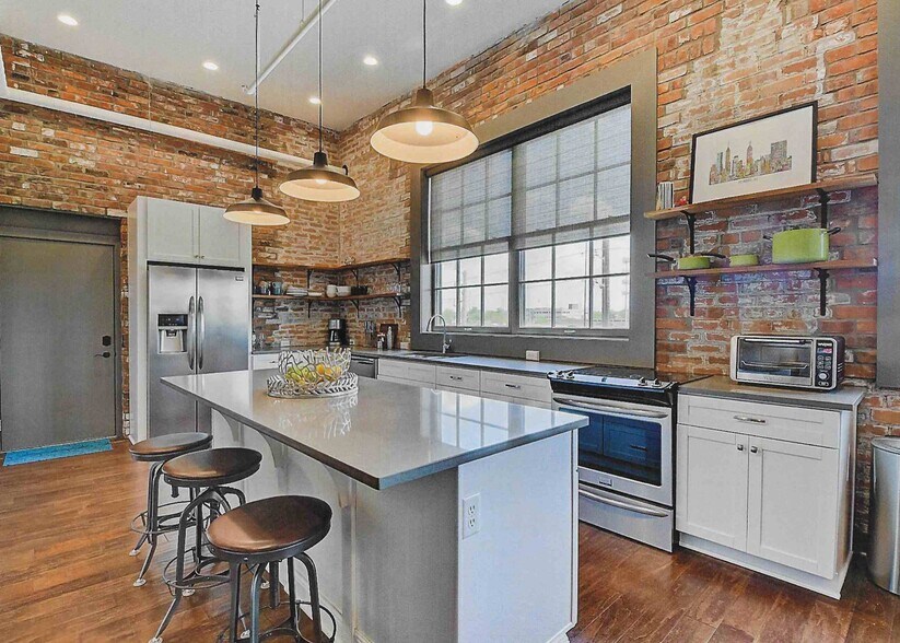 Primary Photo - 740 E North St