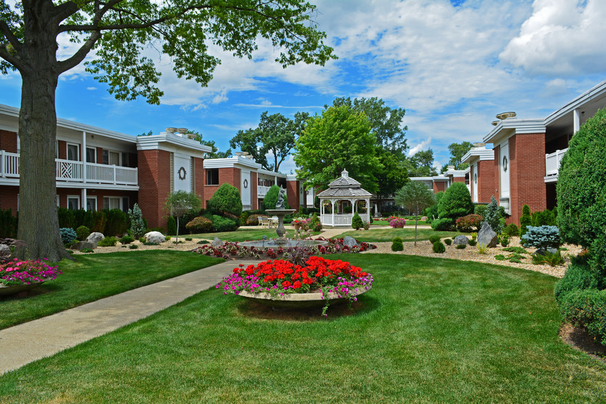 Building Photo - Brook Forest Apartments