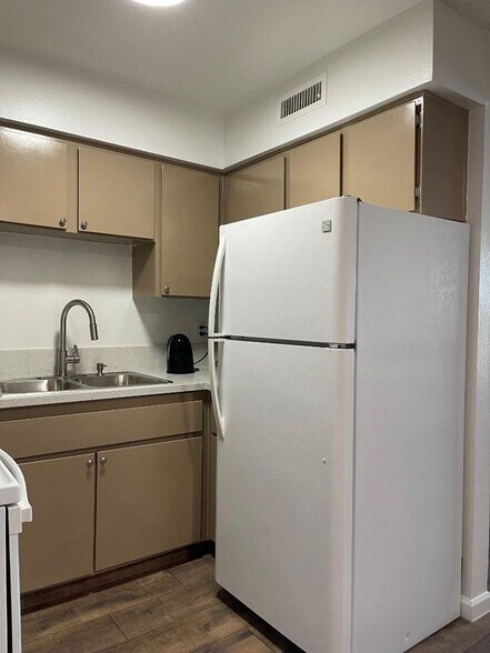 Building Photo - 615 S Royal Crest Cir