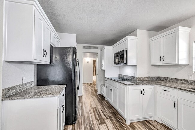 Building Photo - 1300 Bonham Ave