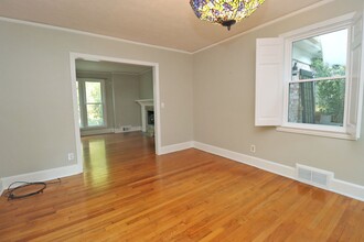 Building Photo - Updated 3 bedroom 2.5 bath home in Sherwood Forest