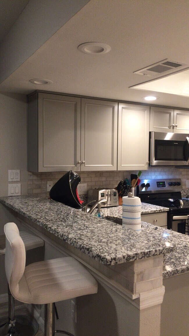 Kitchen granite - 214 Meadow Ln