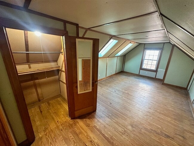 Building Photo - 332 E Esplanade Ave