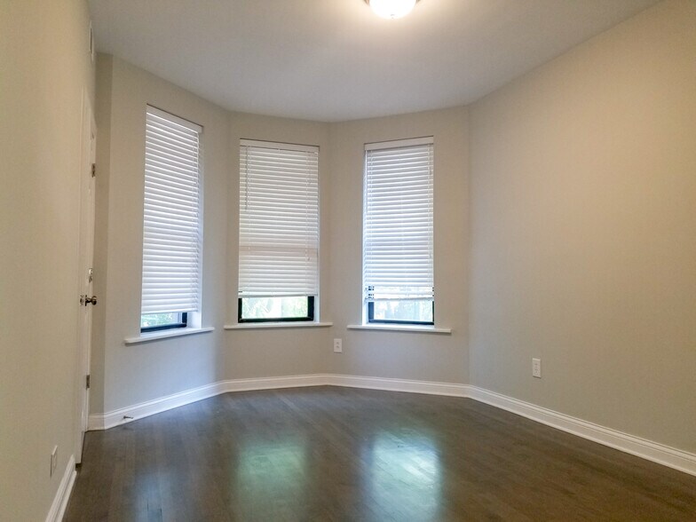 Building Photo - 2730 N Wayne Ave