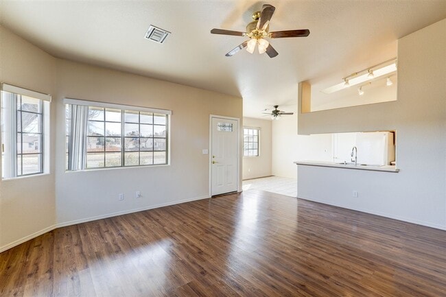 Building Photo - 4150 N Viewpoint Dr