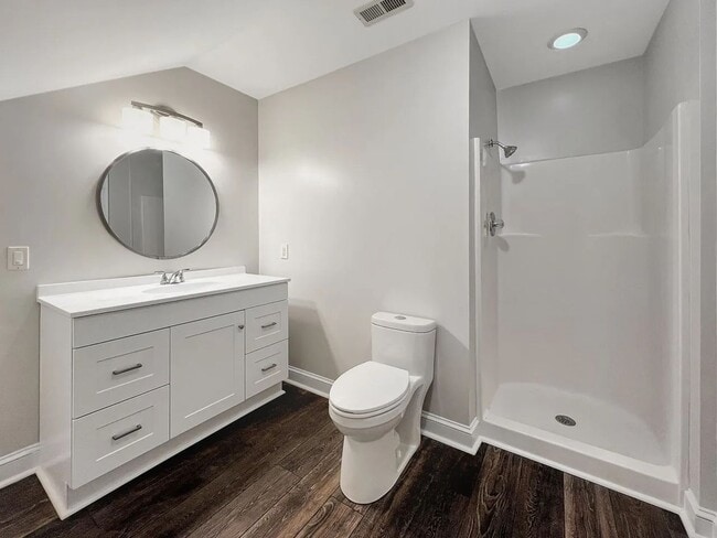 Building Photo - Secluded Near West End 5 bedroom