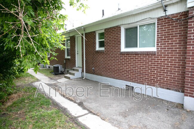 Building Photo - 422 E Lambourne Ave