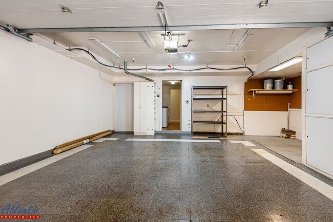 Building Photo - Beautiful Townhouse | Desirable Location