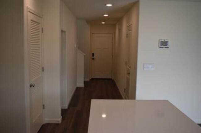 Building Photo - 4523 Iris Ct