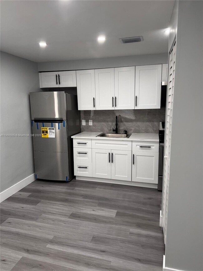 Primary Photo - 3033 NW 32nd St